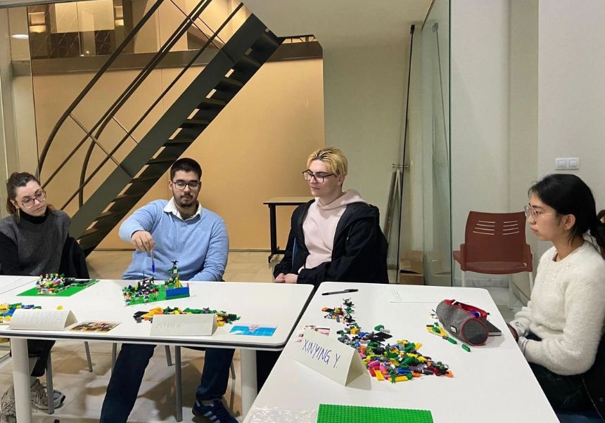 Estudiants fent el taller